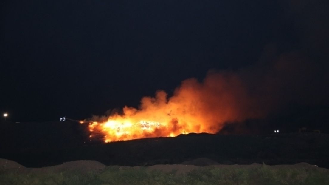 Veel rook en stank bij brand op vuilstortplaats Nieuwdorp