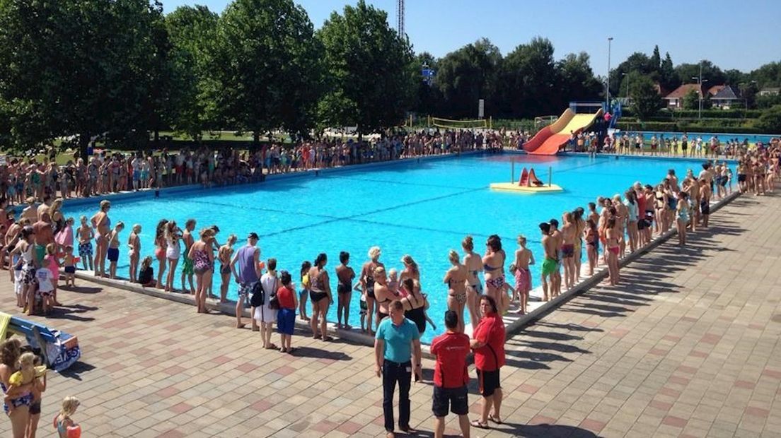 Indrukwekkende foto van stilte bij het zwembad in Almelo