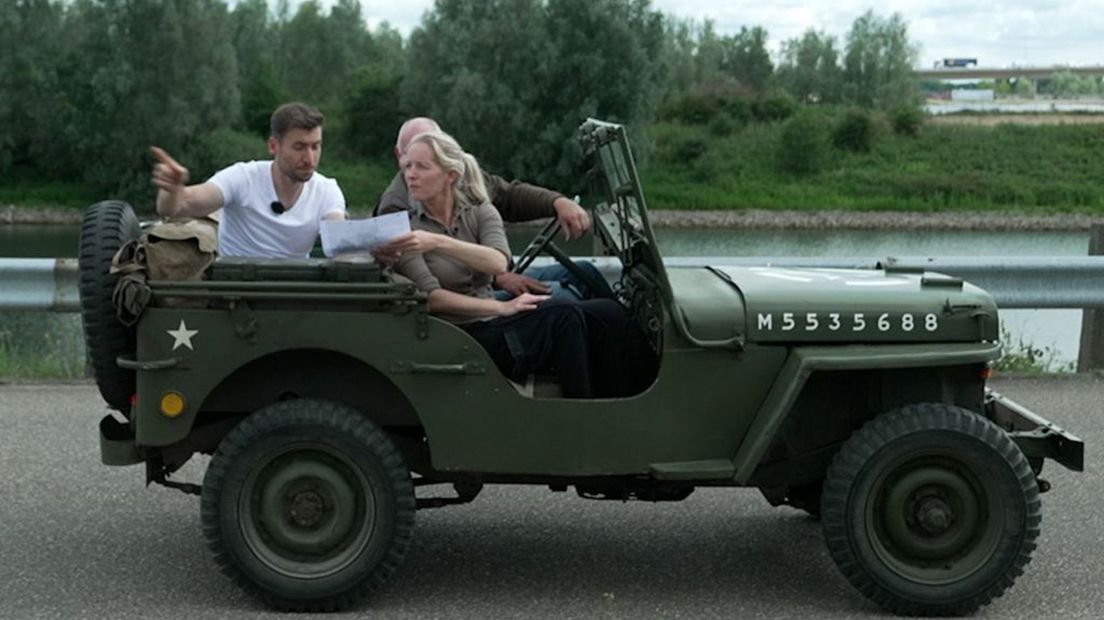 Onderweg in een jeep met gids Joël naar de voormalige AKU fabriek.