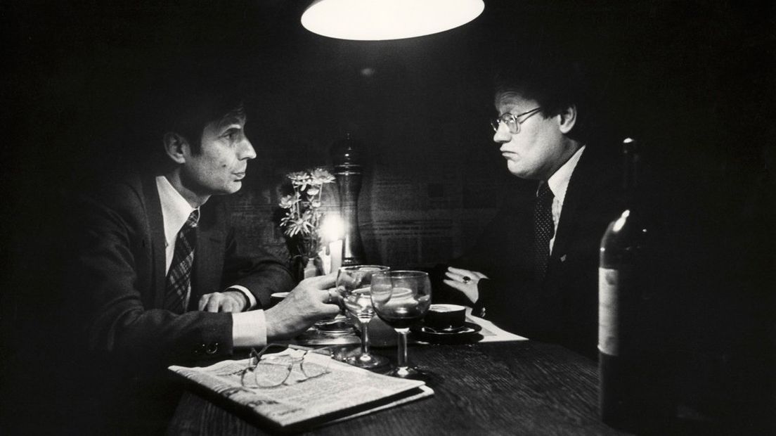 Dries van Agt en Hans Wiegel aan tafel in 1977. 