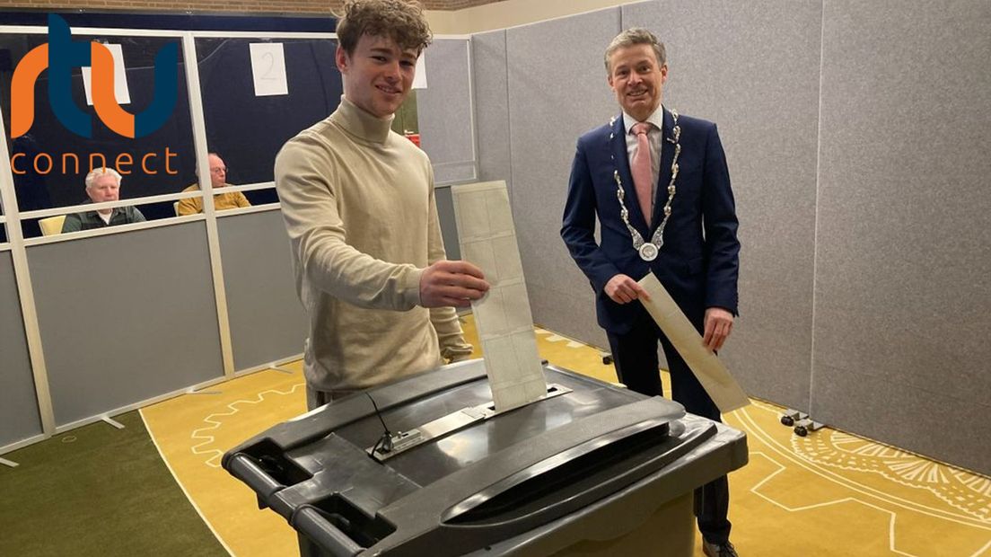 Dario Frankel en burgemeester Huub Hieltjes brengen samen hun stem uit