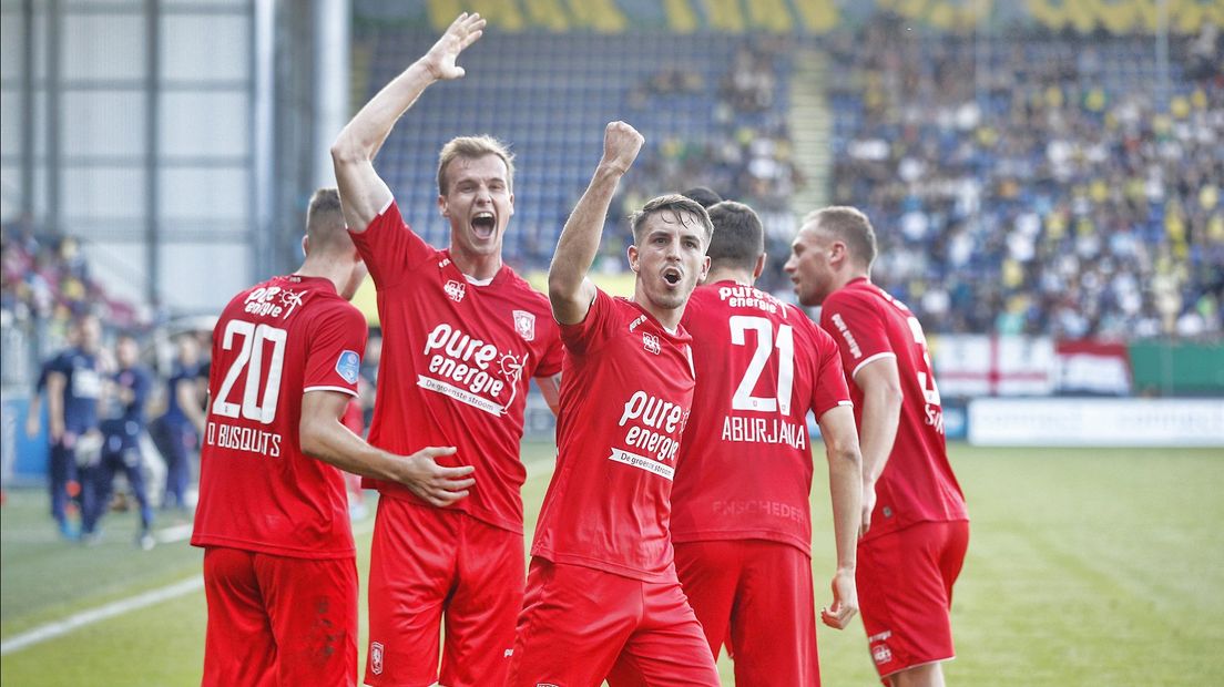 FC Twente zegeviert met tien man over Fortuna Sittard en klimt naar plek drie