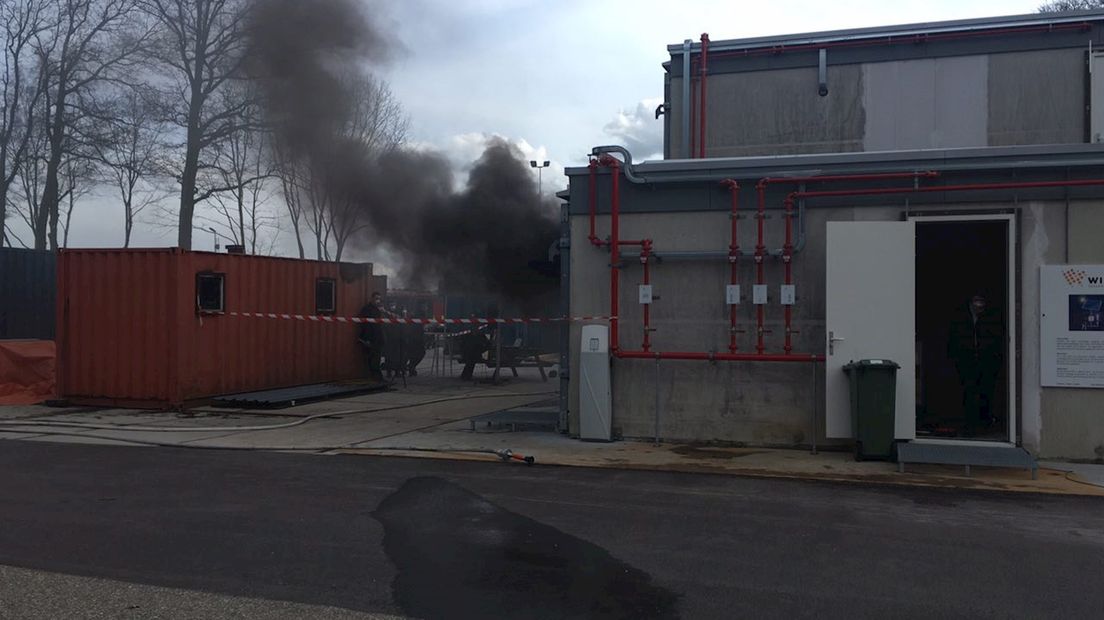 Leerlingen installatietechniek ROC Twente helpen brandweer Twente bij brandsimulatie