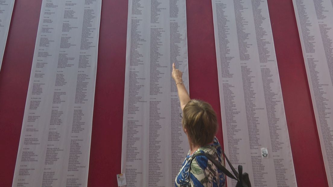 Annigje zoekt de naam van haar opa op de lijst met slachtoffers in Neuengamme