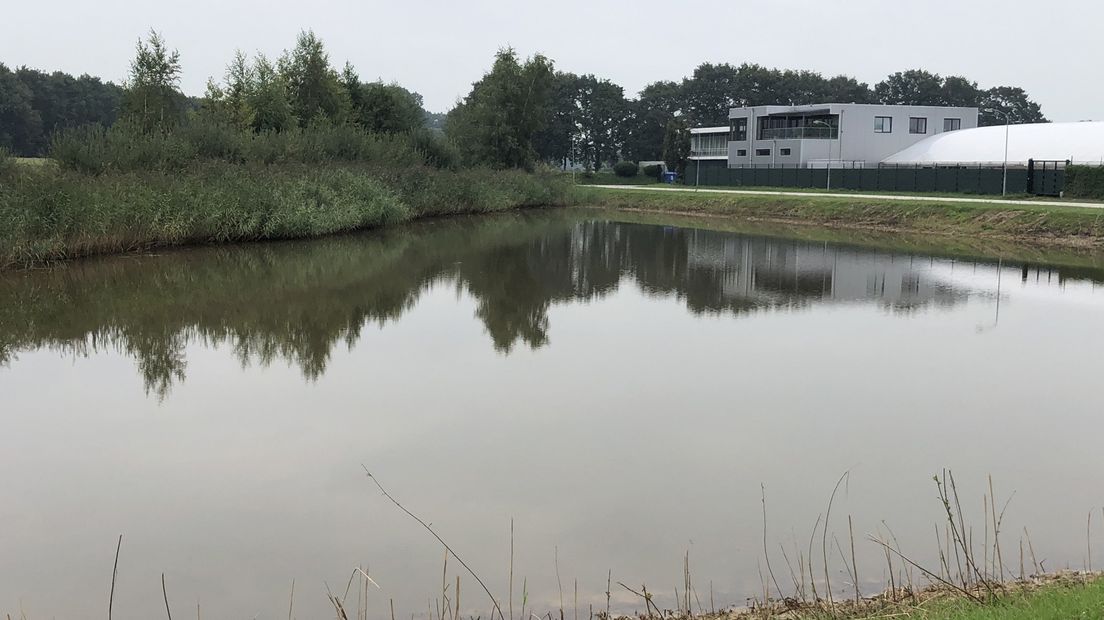 De voorbeeldvijver bij het pand van Sportvisserij Groningen Drenthe