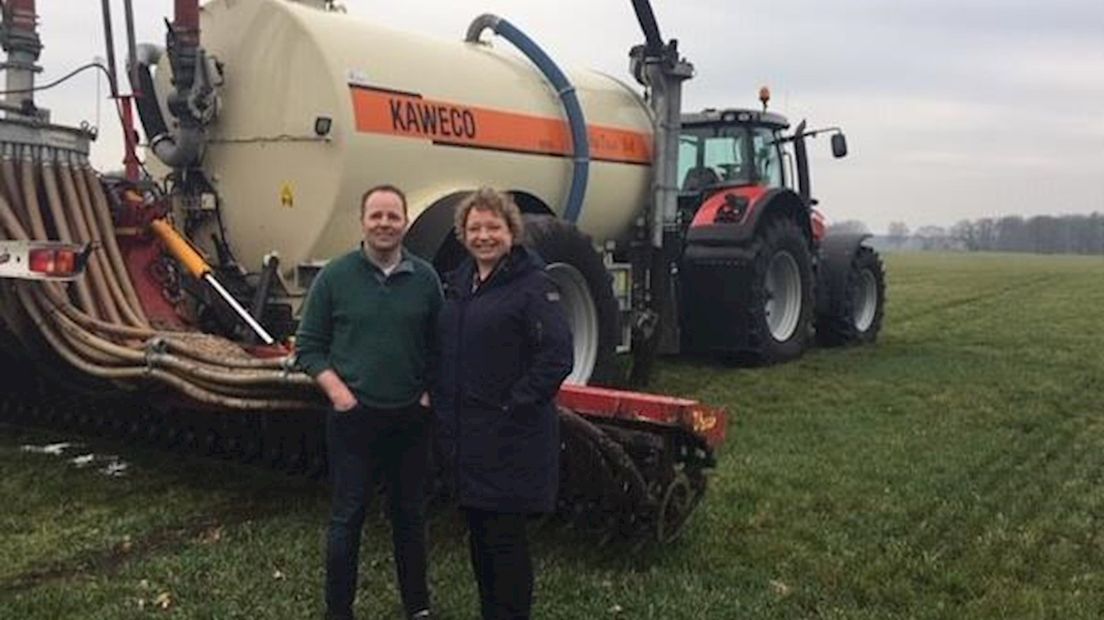 Heleen en Rogier rijden hun bewerkte mest uit over het land