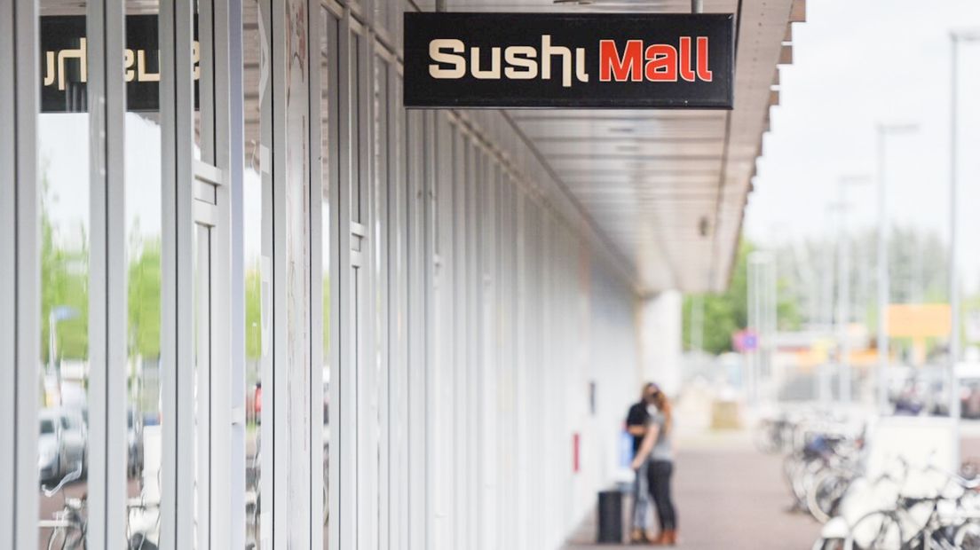 Het exterieur van de Sushi Mall aan Het Hout in Groningen