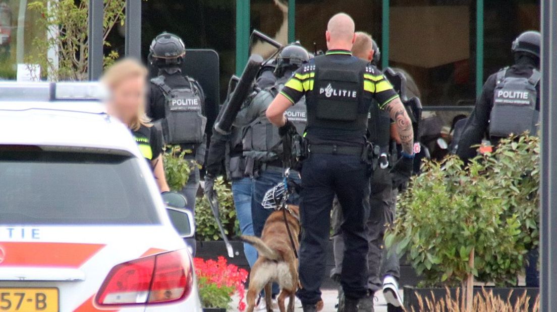 Arrestatieteam gaat het tuincentrum binnen