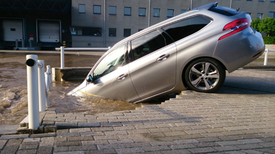 Door een lek in een waterleiding is zondagmorgen een deel van de Einsteinstraat in Ede verzakt.