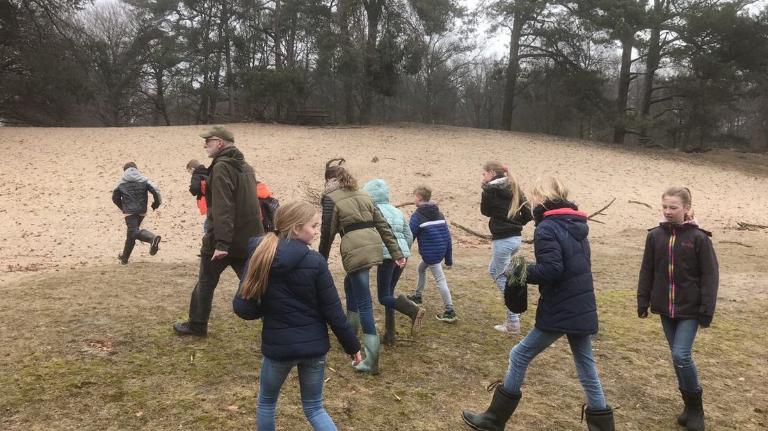 Leerlingen van OBS de Singelier gaan op zoek naar natuurschatten (Rechten: RTV Drenthe/Jan Dijk)