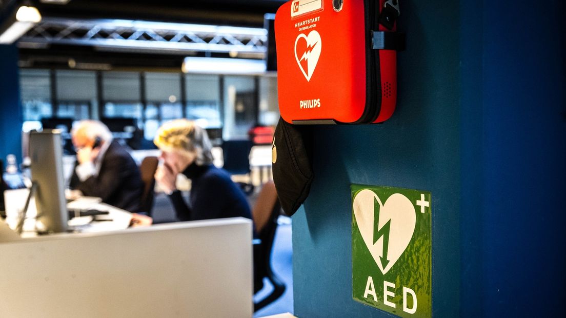 Een AED op de werkvloer.