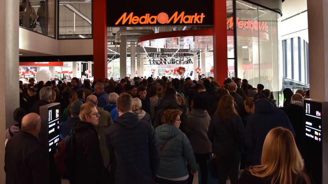 Enorme drukte bij de MediaMarkt in Leidschendam.