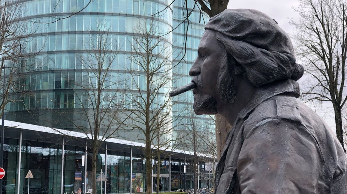 Het beeld staat bij de Rabotoren aan de Croeselaan.