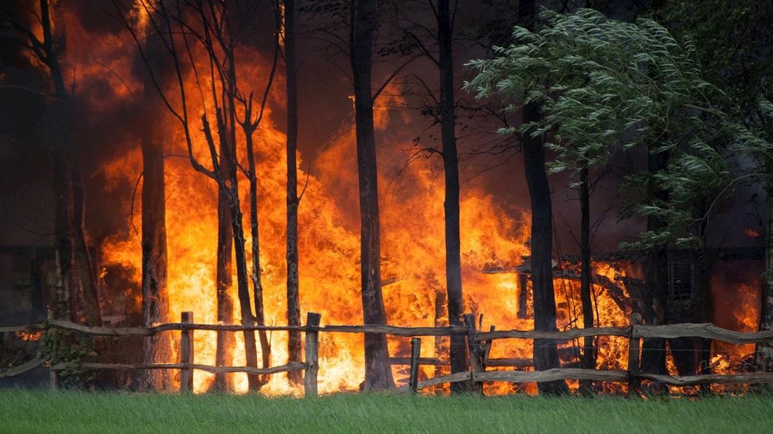 Brand legt schuur in Mariënheem in de as