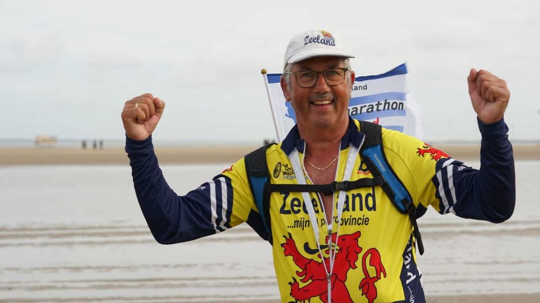 Lachend in Zeeuws tenue