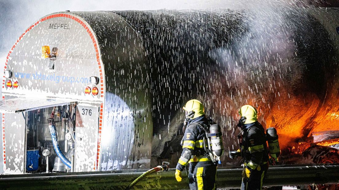 Vrachtwagen met melk vliegt in brand op A32 bij Oldeholtwolde - Omrop Fryslan
