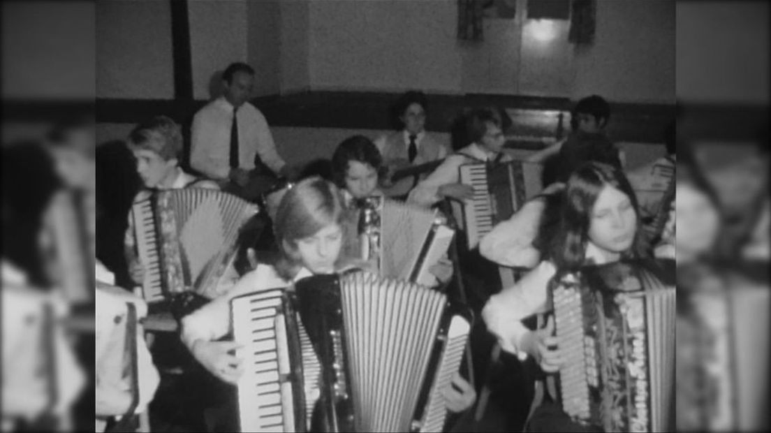 De accordeons klinken, met percussie op de achtergrond