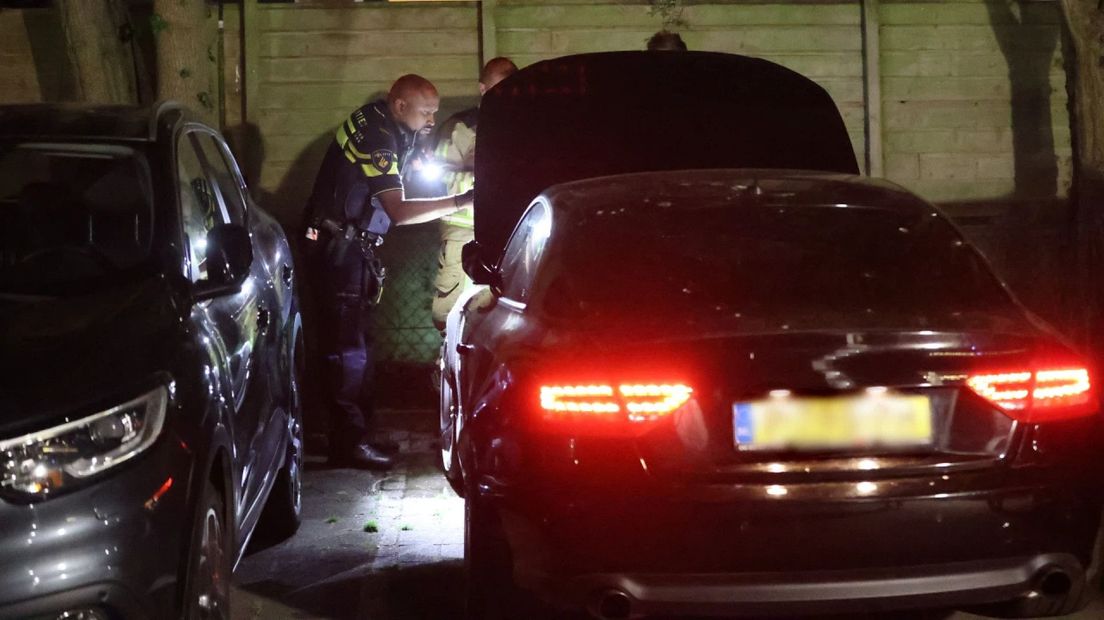 Agenten inspecteren de autobrand
