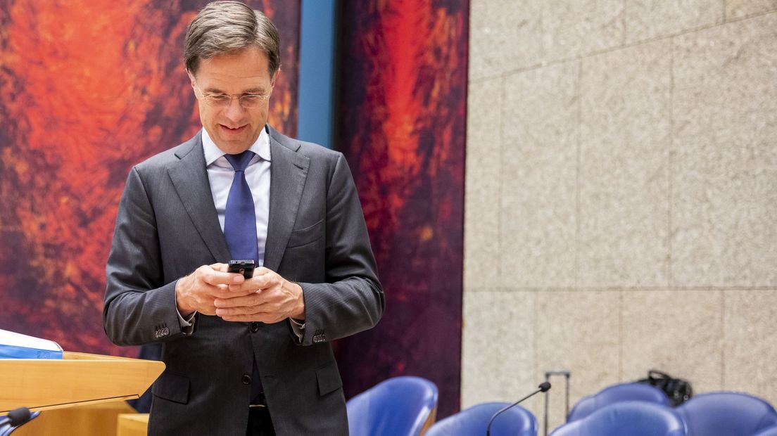 Premier Mark Rutte en zijn telefoon