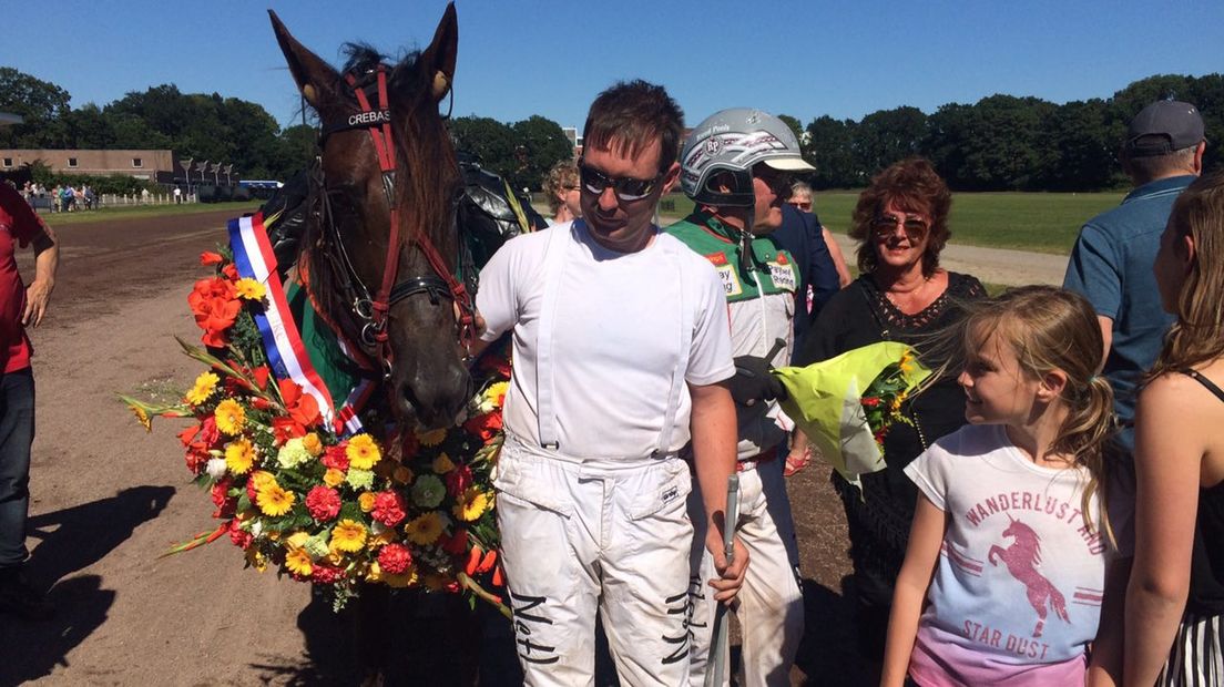 Het winnende paard bij de hengsten Ilclassico Renka met zijn trainer