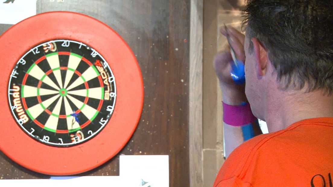Hardy Michaelis en Roy Otten moeten wel erg van darten houden, want hun potje duurde van woensdagavond tot zaterdagmiddag. Ruim 63 uur speelden de Bennekommers het dartspelletje tactics, om samen in het Guiness Book of Records te komen.
