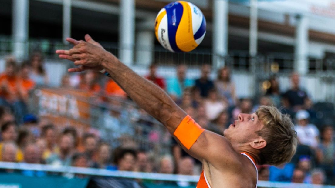Steven van de Velde in actie op het EK beachvolleybal in juli in Apeldoorn