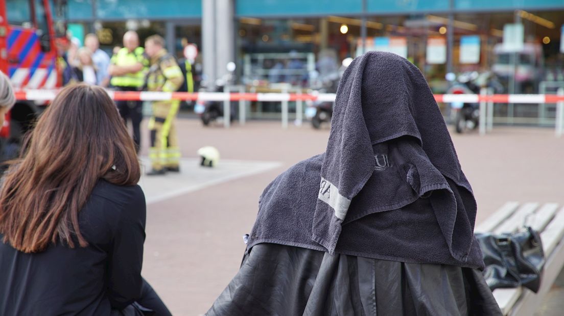 Klant van een kapsalon zit op straat met de kleurspoeling nog in het haar