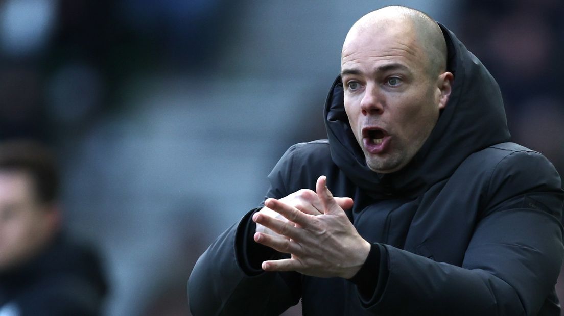 Danny Buijs druk aan het coachen