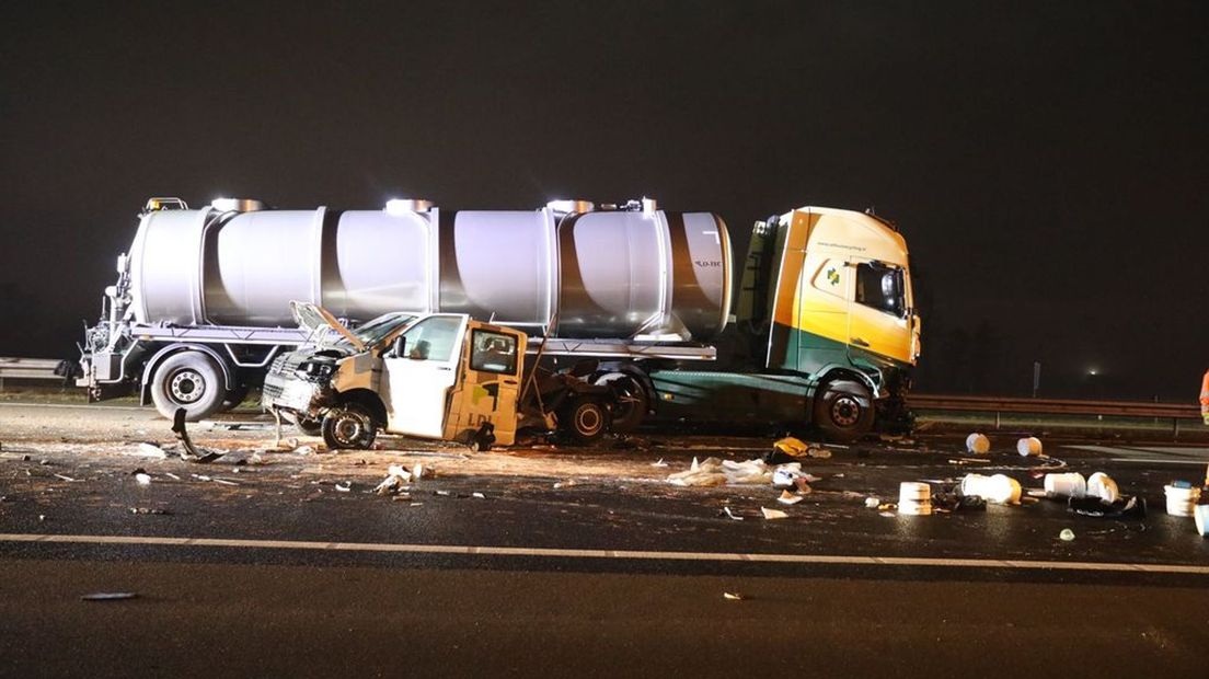De ravage na het ongeluk op de A30.