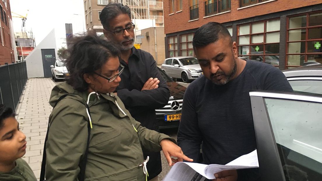 Ouders na de bijeenkomst van de hindoeschool .