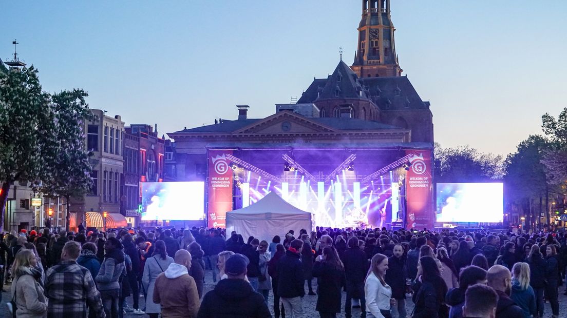 Koningsnacht 2022, op de Vismarkt in Stad, het optreden van Joe Buck