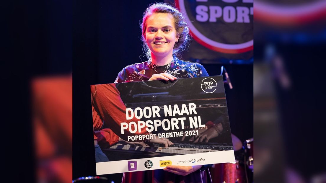 Kaylee met haar gewonnen prijs: door naar Popsport NL