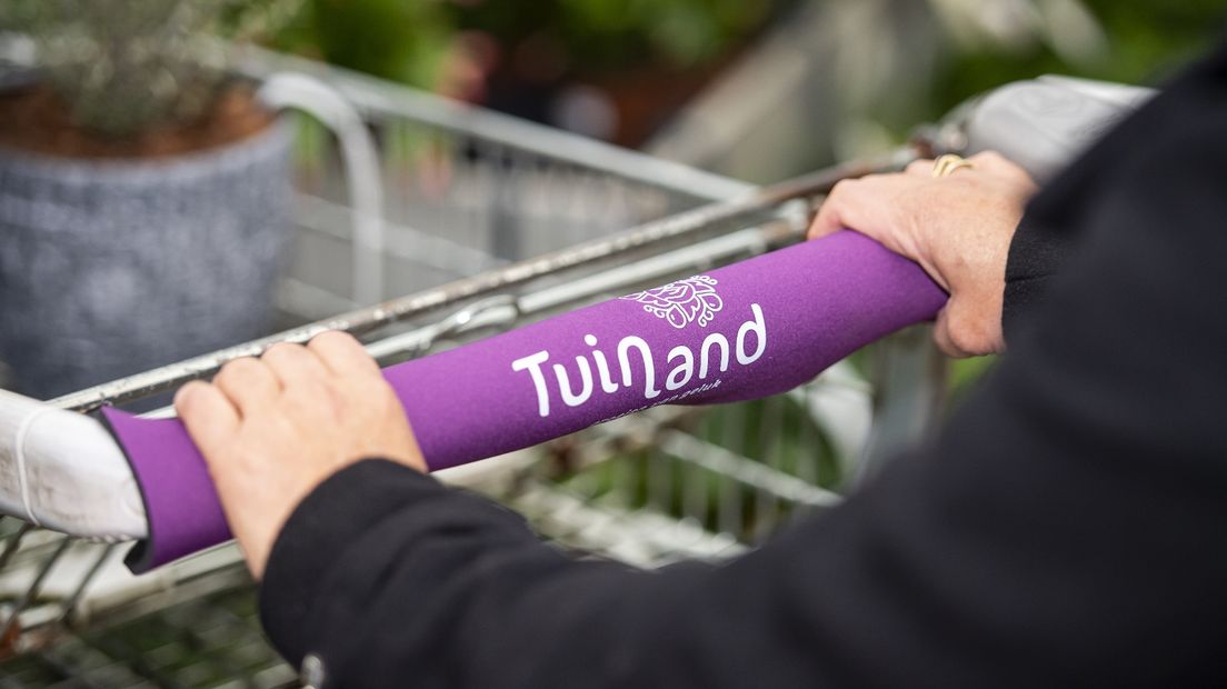 Een klant winkelt bij Tuinland