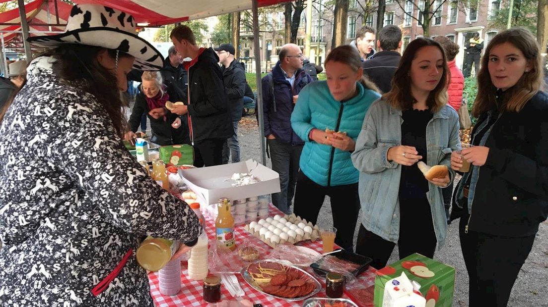 Boeren trakteren Den Haag na verkeerschaos op ontbijtje