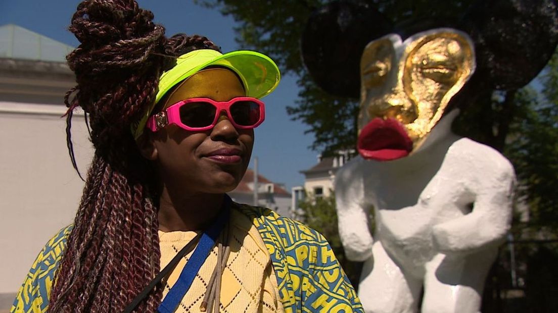 Monika Dalberg bij haar beeld in de tuin van Museum Arnhem.