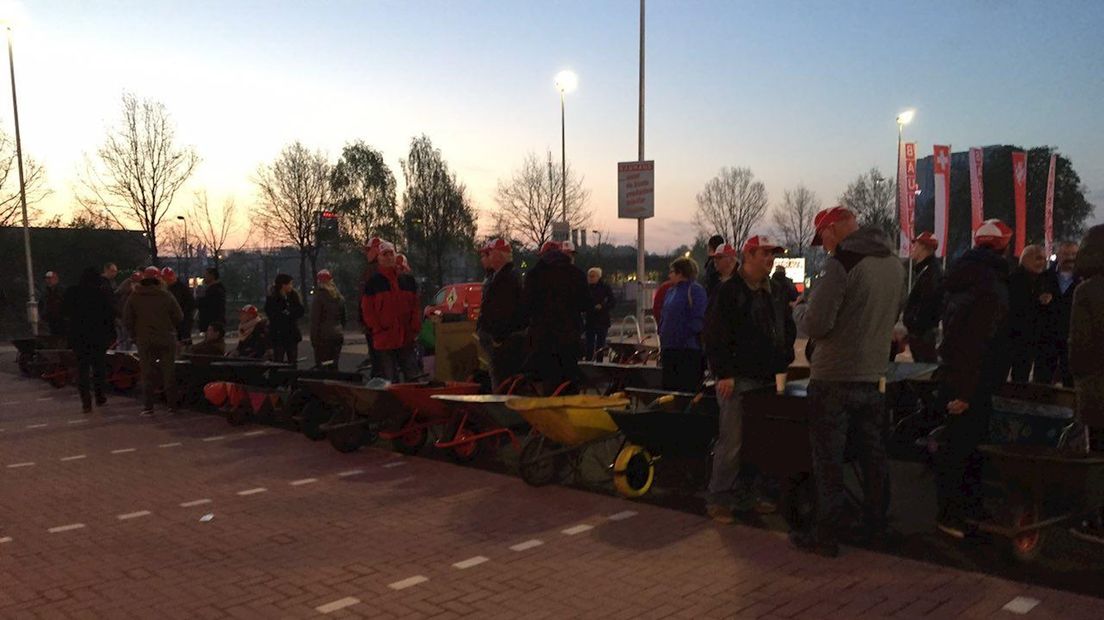 Kruiwagens voor de deur bij Bauhaus Hengelo