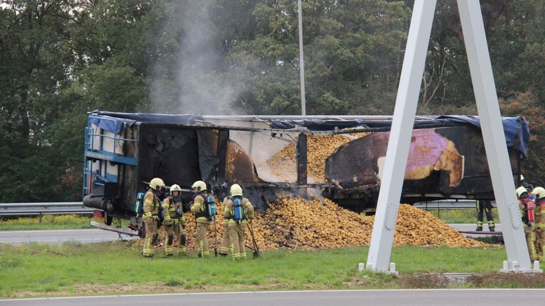 Vrachtwagen in brand op A1 bij Bathmen