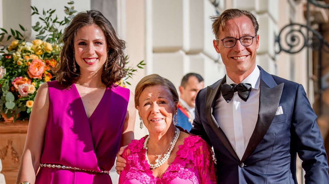 Prinses Christina in 2017 met haar neef prins Jaime en zijn vrouw prinses Viktoria.
