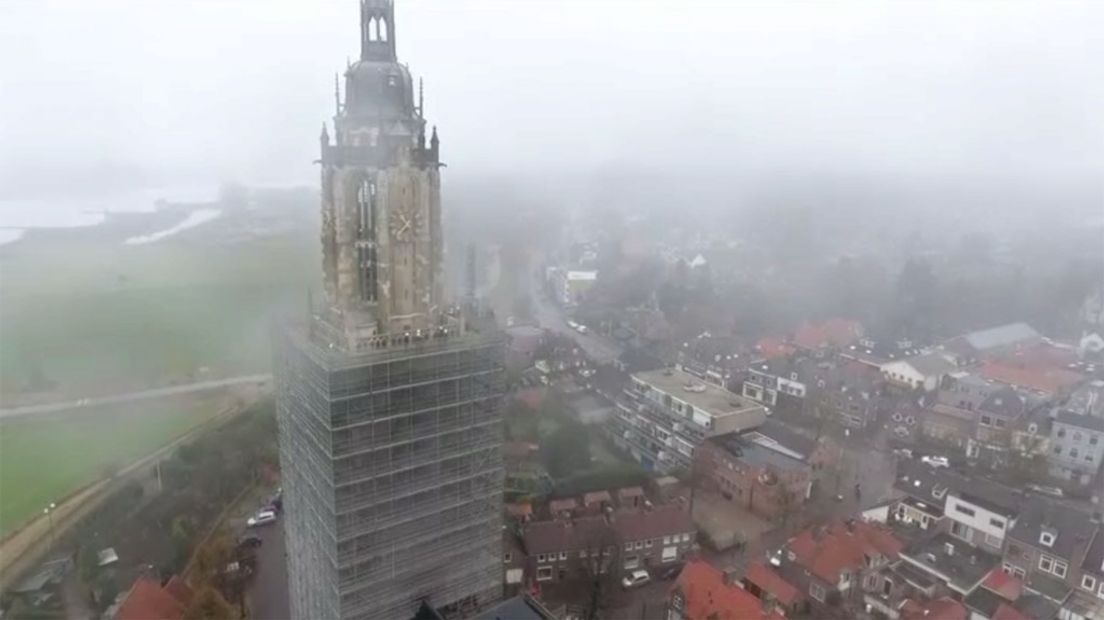 Het bovenste deel van de toren is weer te zien.
