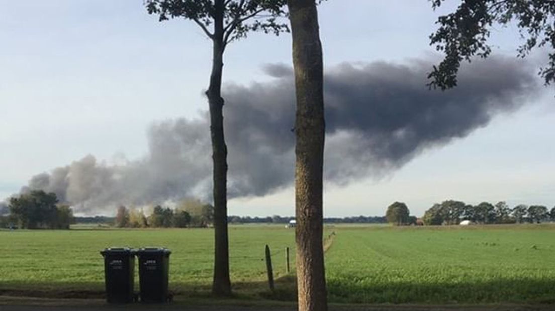 De brand veroorzaakte een rookpluim bij Coevorden (Rechten: Lisa Molema)