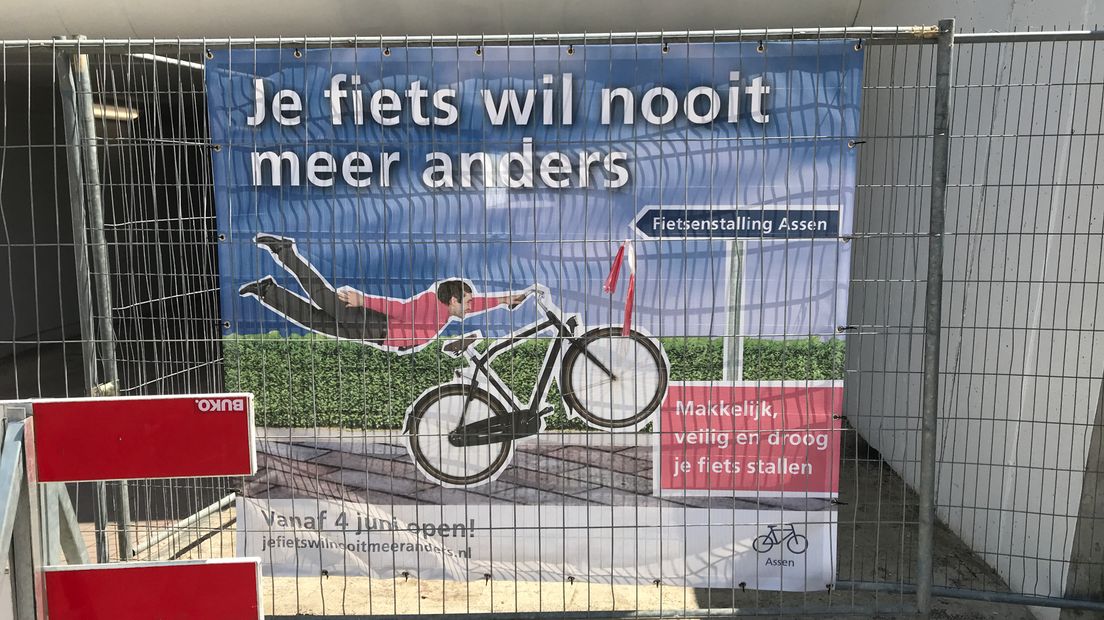 Rond het NS-station hangen overal doeken, waarop de nieuwe fietsenstalling wordt aangeprezen (Rechten: Margriet Benak / RTV Drenthe)