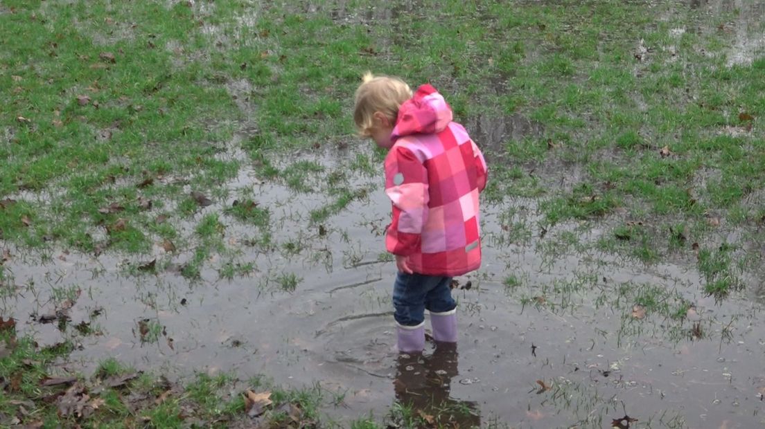 Het goede grasveld staat onder water 'Wij kunnen er wel om lachen' RTV Noord
