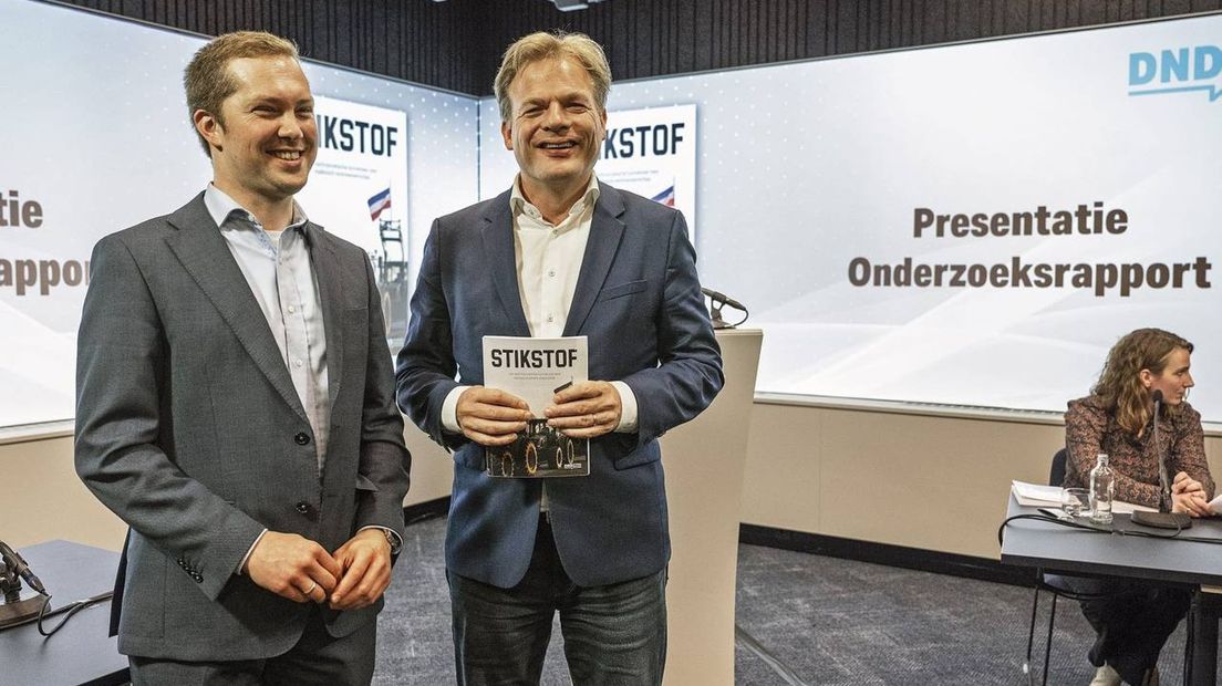 Pieter Omtzigt neemt rapport De Nieuwe Denktank in ontvangst
