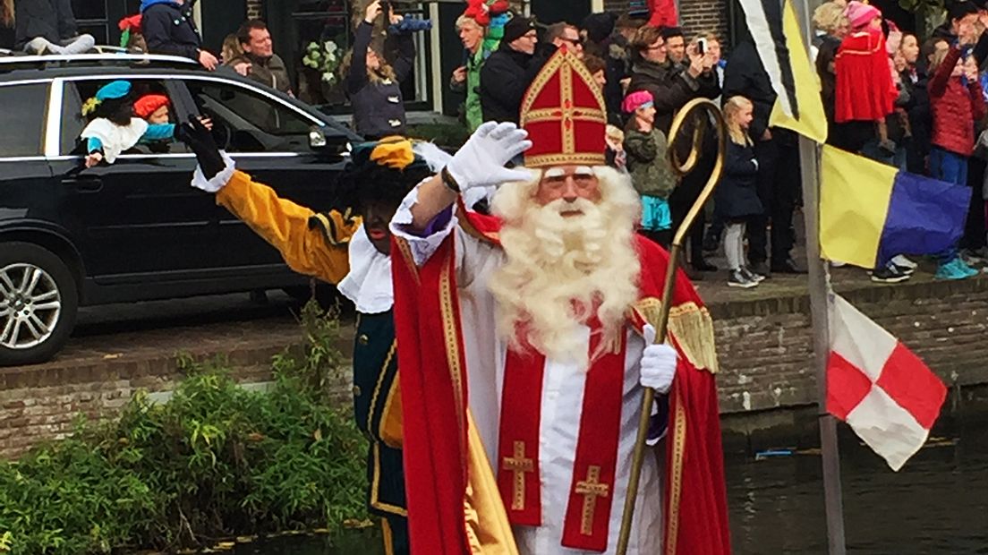 Sinterklaas zwaait Maarssen toe vanaf de Vecht.