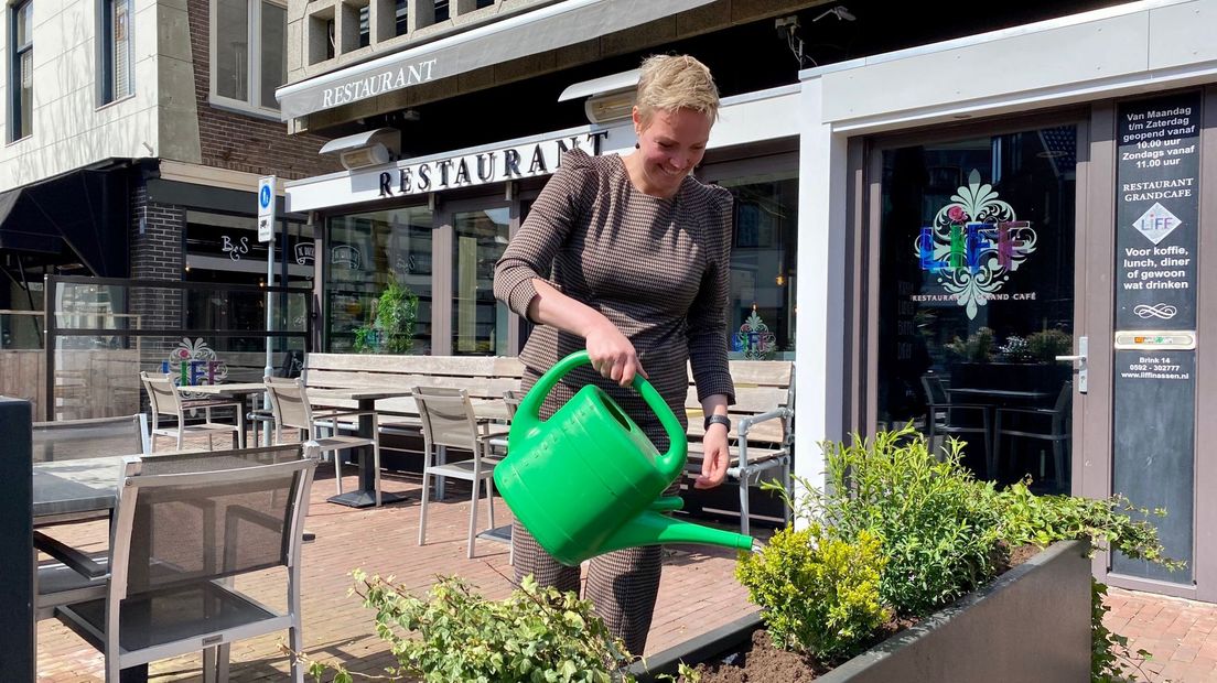 Sandra de Vrede heeft voor de opening van het terras nieuwe planten gekocht