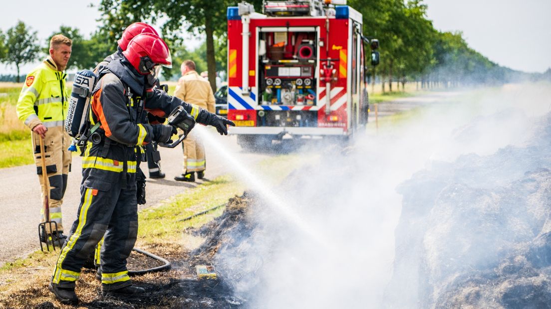 Brandweermannen blussen de brand