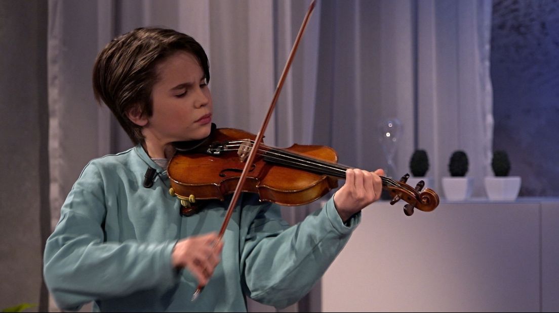 Quinten van Brummen speelt viool