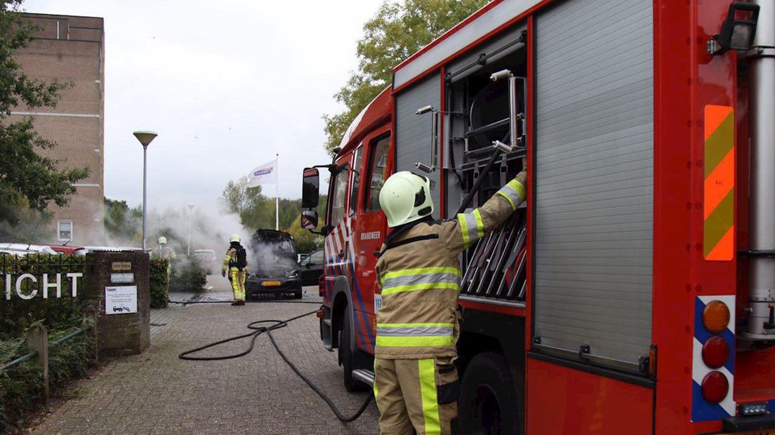 Auto vliegt in brand aan de Jacob van Neckstraat in Zwolle RTV Oost
