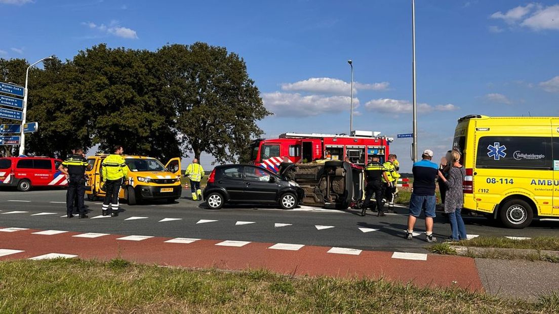 Een auto ligt op de kant na een ongeval in Wijchen.