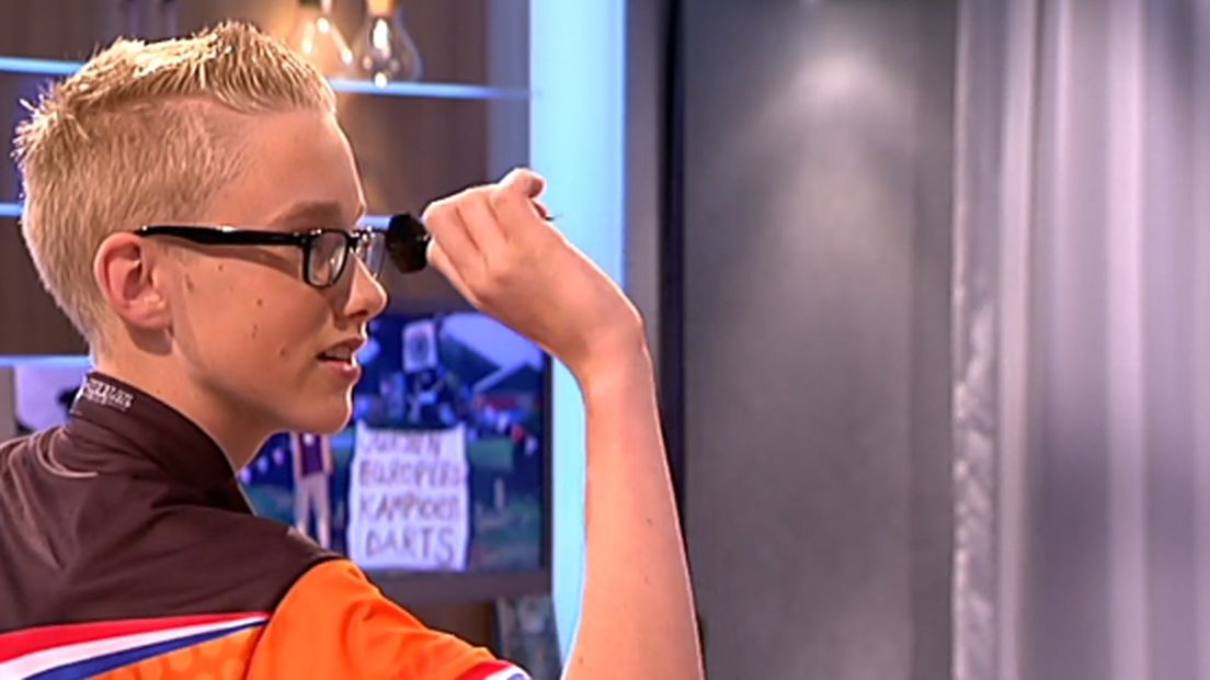 Jurjen van der Velde mag zich wereldkampioen darts bij de junioren noemen.